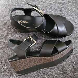 Michael kors Neva sandals size 7.
